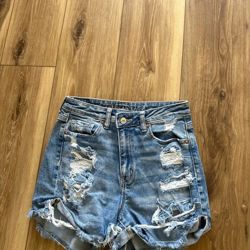 American Eagle women’s mom short distressed jean shorts size 4